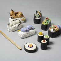 Yuko Takatsudo, Sushi, 2019, bemalte Keramik